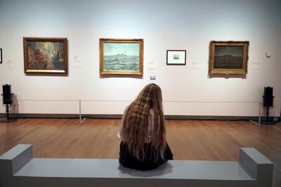 Una asistente observa varios cuadros de la exposición que se presenta en el Museo Van Gogh de Ámsterdam sobre el artista francés Jean-François Millet (1814-1875), quien, considerado el último pintor de la vida campesina, influyó en maestros como Claude Monet y Salvador Dalí.