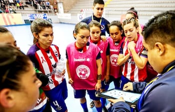 las-jugadoras-paraguayas-escuchan-las-indicaciones-del-entrenador-cristhian-acuna--231500000000-1652605.jpg