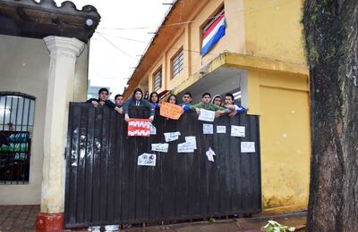 Alumnos del colegio Pedro P. Peña, “atrincherados” en la institución, exigen la salida del director Alcides Toledo, de  quien aseguran no rinde cuentas de los gastos desde hace cinco años.