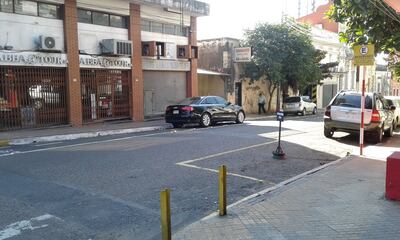 Bicisenda de Iturbe, ocupada por automovilistas.