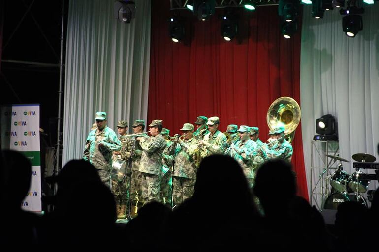 La retreta del Liceo de Acosta Ñu participó de los festejos de la ciudad de Ñemby.