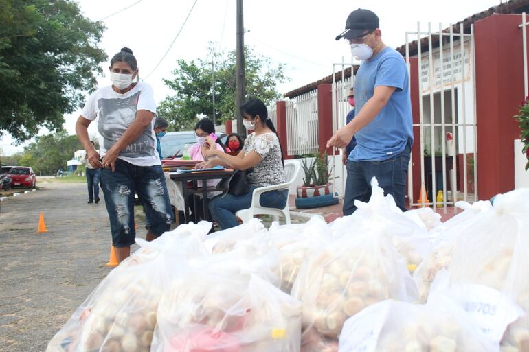 Los padres retirarán las bolsas de las instituciones educativas por turno.