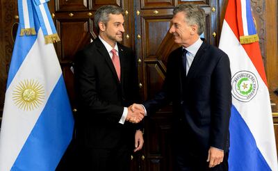 Mario Abdo (izq.) y Mauricio Macri se reunirán hoy en Ayolas, Dpto. de Misiones.