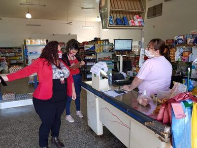 Una comitiva recorrió ayer locales comerciales para verificar implementan de medidas sanitarias.