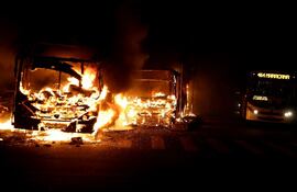 manifestantes-queman-autobuses-en-rio-de-janeiro-durante-la-huelga-general-convocada-ayer-en-brasil-efe-212620000000-1579950.jpg