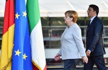 el-primer-ministro-italiano-matteo-renzi-y-la-canciller-alemana-ngela-merkel-durante-el-encuentro-de-ayer-en-la-localidad-de-maranello-al-nort-210645000000-1495388.jpg
