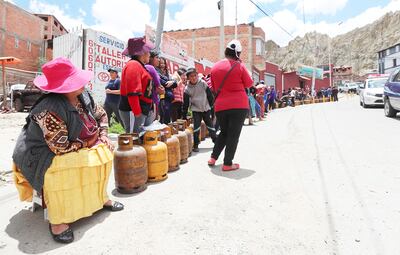 Ciudadanos bolivianos esperan para aprovisionarse de gas con qué cocinar en sus hogares, desabastecidos por los bloqueos que los partidarios más radicales de Evo Morales realizan, principalmente en la zona de La Paz.