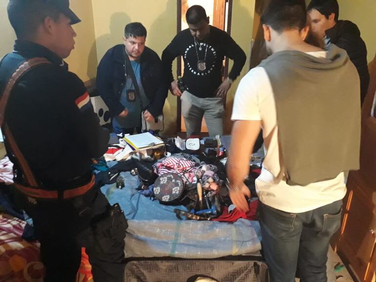 Allanamiento en inquilinato donde vivían presuntos ladrones domiciliarios.