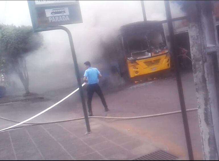 Empleados de un supermercado cercano salieron con mangueras a combatir las llamas.