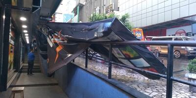 El ventarrón derribó varias cartelerías en Alto Paraná.