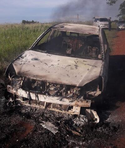 El automóvil Toyota Premio que usaron los malvivientes para la huida tras cometer el asalto, fue incinerado y abandonado.