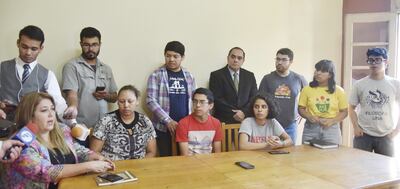 Lourdes Barboza (MNP), Sonia Von Lepel (Codehupy), Nelson Maciel, Alejandra Orrego (Fenaes), Juan Insfrán (Coordinadora de Niños y Adolescentes Trabajadores), y representantes de otros gremios, exigieron seguridad para Nelson Maciel en Mayor Otaño.