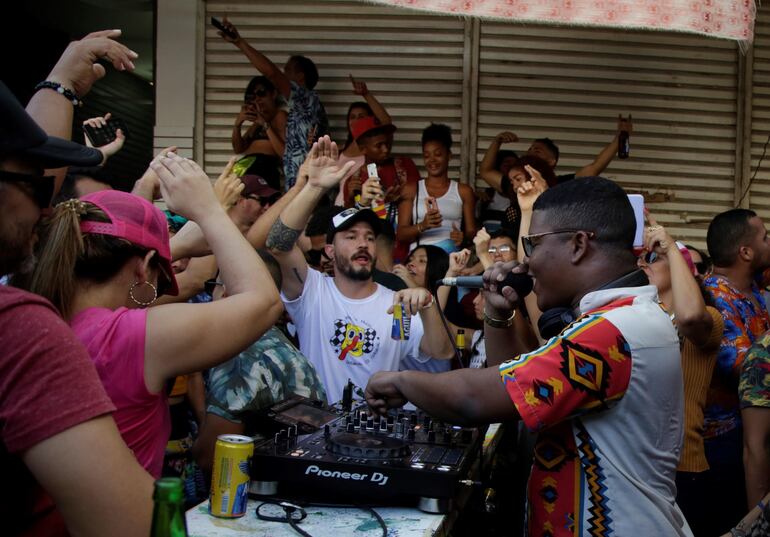 La champeta que vive su momento dorado desde que Shakira la subió al olimpo del Super Bowl y en Cartagena de Indias, cuna de esta música caribeña, esperan que ese bautismo de fuego abra definitivamente las puertas de Colombia y el mundo a tan frenético ritmo.