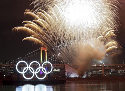 Espectacular encendido de los enormes anillos olímpicos ayer en Tokio, a seis meses del inicio de los Juegos 2020. Fuegos artificiales acompañaron el evento que a partir de ahora adornan la bahía de dicha capital.