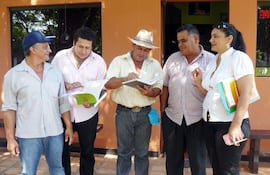los-concejales-de-horqueta-david-lopez-alfredo-panza-anr-cosme-herrera-plra-maximino-montiel-anr-y-clara-casco-plra-frente-a-la-sede-co-210152000000-1280570.jpg