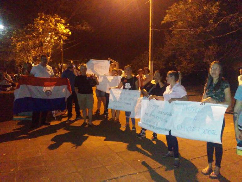Un grupo de vecinos se manifestó contra obras que consideran innecesarias en Capitán Miranda, Itapúa.