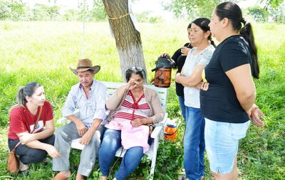 La esposa e hijas del ganadero Félix Urbieta, secuestrado en el 2016, fueron a dar su apoyo ayer a Apolonio Morínigo y Obdulia Florenciano, en el lugar en que estos se encadenaron en Horqueta.