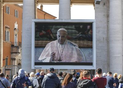 El papa Francisco expresa su “cercanía” con los enfermos de coronavirus en un mensaje por streaming desde el Vaticano.