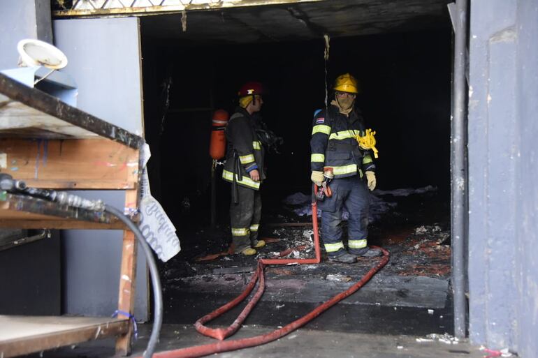 El principio de incendio en el teatro Latino fue sofocado por bomberos de la Policía.