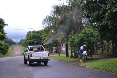 Senepa y la Octava Región Sanitaria realizan fumigación en San Juan Bautista, Misiones. Es para combatir al mosquito Aedes.