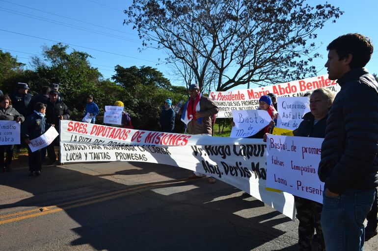 La manifestación es por que el  MOPC y la  EBY no cumplieron acuerdo.