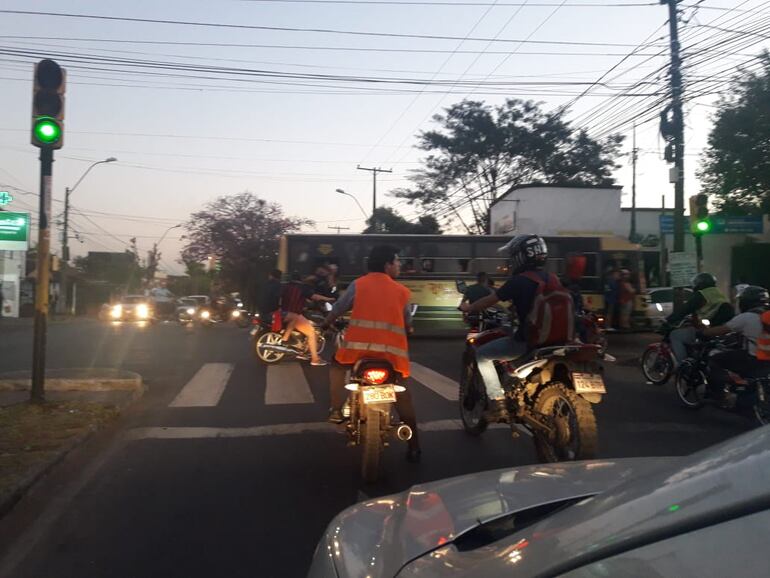 Hinchas de Cerro Porteño cerrando el tránsito para el paso de los barras.