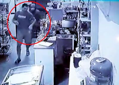 Los primeros criminales que ingresaron al local fingieron ser simples clientes interesados en la compra de bebidas.