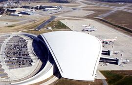aeropuerto-carrasco-de-montevideo-que-maneja-desde-el-2009-el-grupo-de-eurnekian-tras-invertir-us-165-millones--211703000000-1455853.jpg