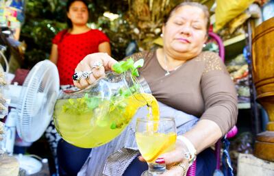 Cristina Amarilla muestra la jarra del carrulim preparada para la degustación. La ofrecía a los que pasaban. Contiene caña, ruda y limón.