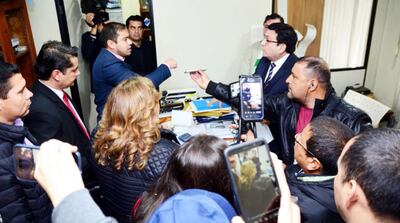 El intendente Miguel Prieto (izq.) discute con Víctor Ferreira, representante de Itá Paraná, cuando la Municipalidad retomó la administración de la terminal. Fue el 19 de julio pasado.