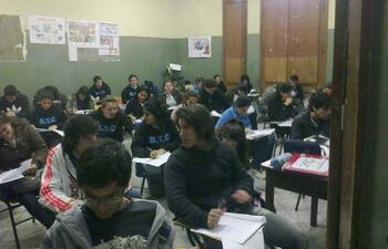 los-alumnos-del-colegio-presidente-franco-asistieron-ayer-a-rendir-examen-tras-lo-cual-se-retiraban-de-la-institucion-educativa-porque-no-se-desarro-195935000000-568681.jpg