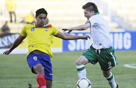 el-ecuatoriano-christian-noboa-i-disputa-la-posesion-del-balon-con-el-boliviano-alejandro-chumacero-durante-el-partido-disputado-ayer-en-la-paz-y-q-235225000000-599958.jpg