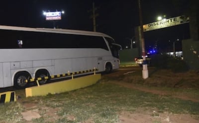 Uno de los buses que condujeron a los compatriotas. Estuvieron en Ciudad del Este; ahora irán a otros dos cuarteles.