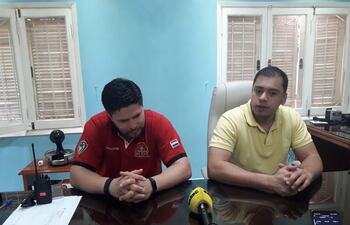 La sanción fue comunicada por el intendente de Ciudad del Este, Miguel Prieto (derecha), durante una conferencia de prensa.