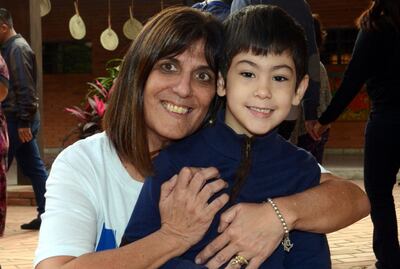 Celeste Sakoda, con su nieto Enzo, en el Denide. Destaca la construcción del Salón de Uso Múltiple (SUM).
