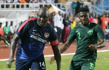 george-weah-i-exfutbolista-y-presidente-de-liberia-en-accion-ante-un-nigeriano--232413000000-1754886.jpg