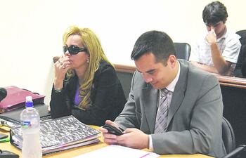 la-exfiscala-liz-perez-idoyaga-y-su-abogado-alfredo-delgado-en-juicio--193259000000-1529257.jpg