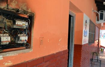 en-estas-condiciones-quedo-el-tablero-de-distribucion-de-la-energia-de-la-escuela--213950000000-1709141.jpg