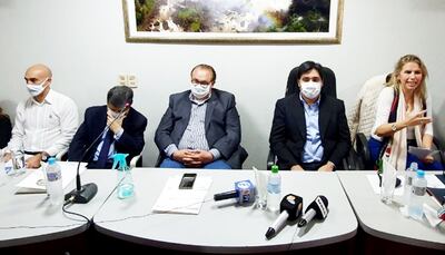 Liz Cramer (1ª de la der.) se comprometió  a reforzar los programas sociales. Julio Mazzoleni (1° de la iz.) dijo que enviará insumos.