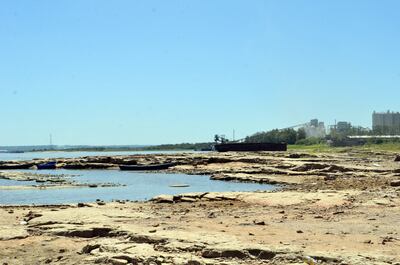 Las rocas quedaron al descubierto con la acelerada bajante del río Paraguay en la zona de Villeta y afecta la actividad de empresas navieras y pescadores.