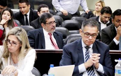 El excontralor Óscar Velázquez (c.) y la exsubcontralora Nancy Torreblanca (der., al fondo) durante un receso del juicio que concluyó con la condena de ambos, entre otros funcionarios.