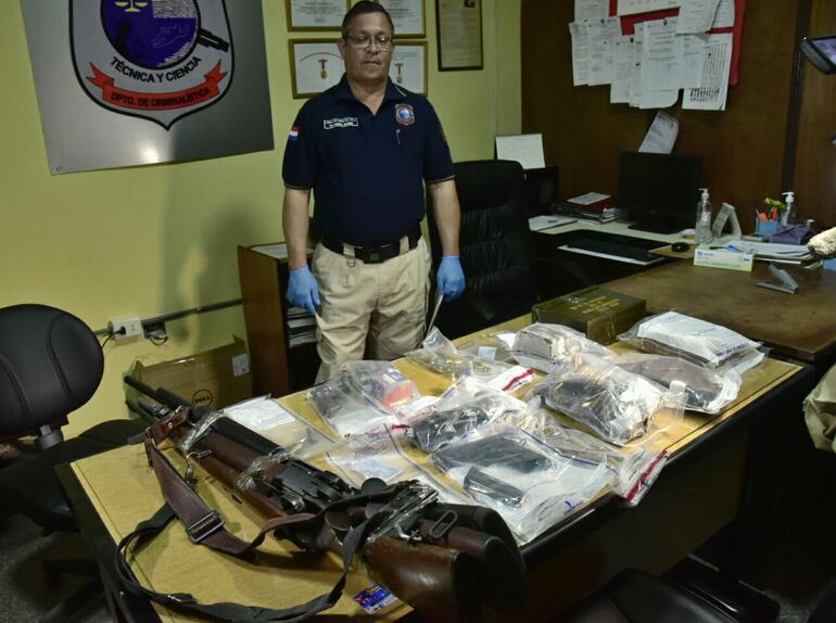 Municiones y armas encontradas en la casa del agente de seguros.