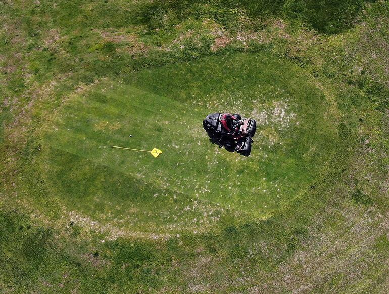 El dueño de un parque de golf en Owings, Maryland (EE.UU.) durante tareas de mantenimiento del campo.