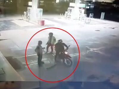 Cámaras de circuito cerrado del local captaron el momento en que el delincuente, a punta de pistola, aborda al trabajador.