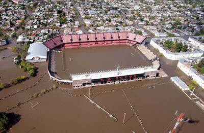 Ni los arcos se veían cuando el Río Salado no tuvo piedad de la cancha Colón, en 2003.