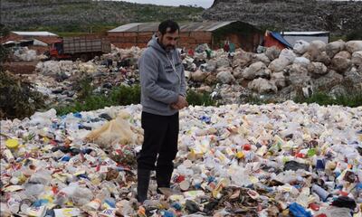 Un funcionario de la Comuna observa la basura acumulada en un vertedero ilegal en la zona de la laguna Cateura.