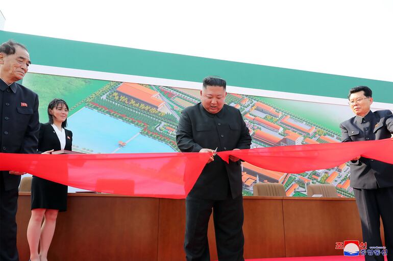 El líder norcoreano Kim Jong-un inaugura una fábrica de fertilizantes en la provincia de Pyongan del Sur, Corea del Norte, en una imagen publicada el pasado jueves.