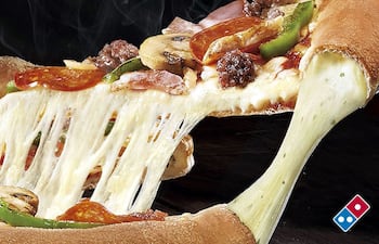 dominos-pizza-ofrece-una-irresistible-masa-original-ahora-con-el-borde-relleno-de-queso-mozzarella-213631000000-1636269.jpg