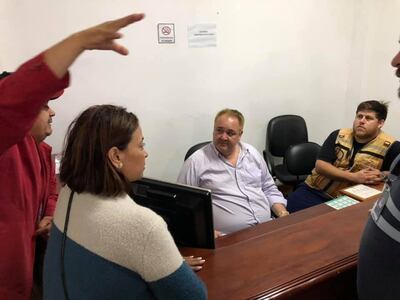 El representante de la SEN, Luis Zorrilla (último de la derecha) en reunión con el gobernador del Alto Paraná, Roberto González Vaesken.
