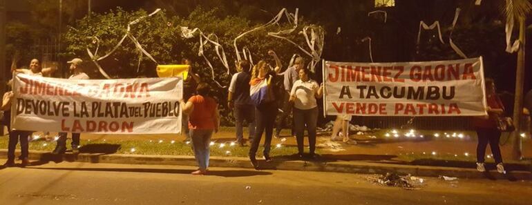 Movilización encabezada por la Contraloría Ciudadana Fernandina (Cociufer) para exigir transparencia en el manejo del fallido metrobús.